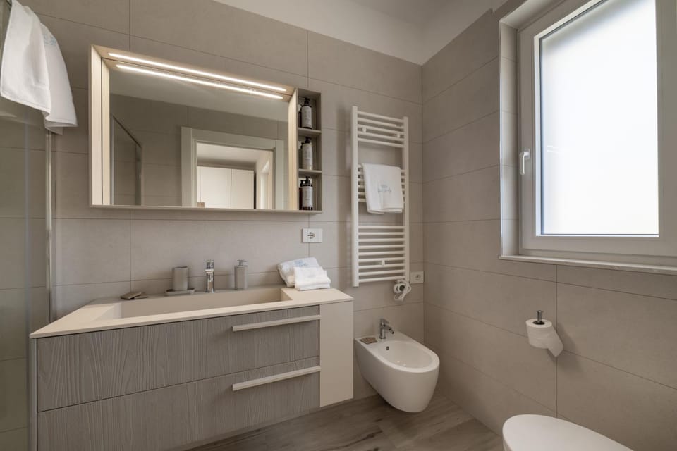 Toilet, Bathroom, bidet, towels