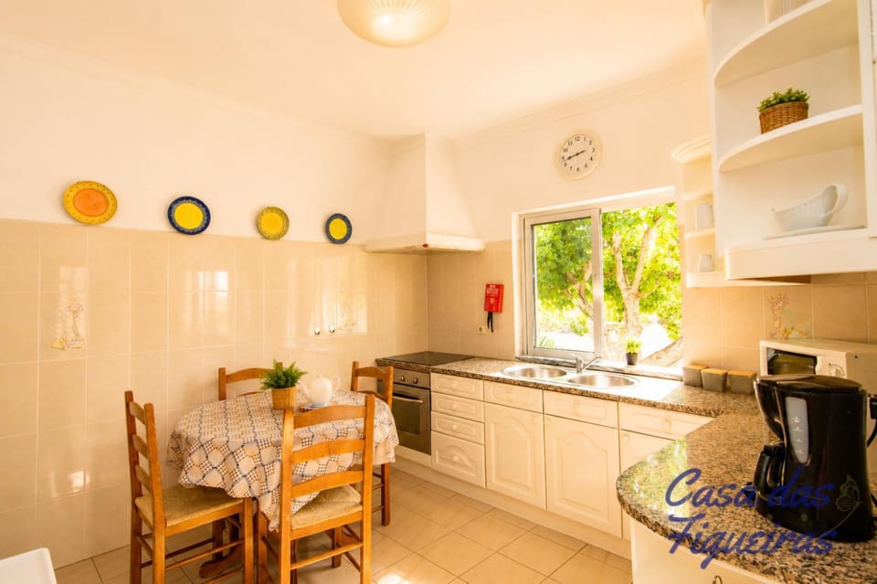 Coffee/tea facilities, Kitchen or kitchenette, Dining area, oven, stove, toaster