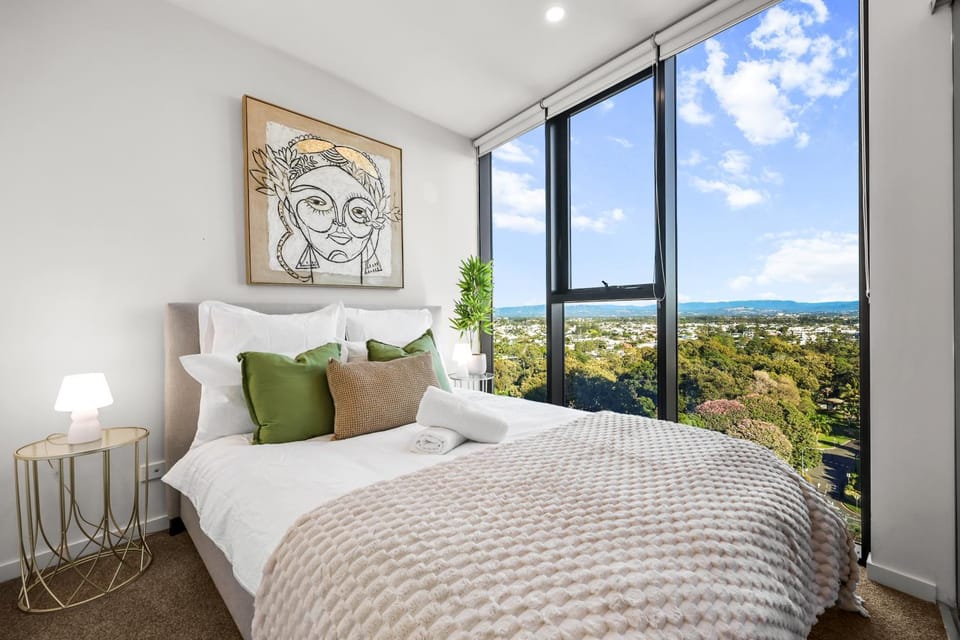 Bed, Natural landscape, Bedroom, City view, Street view, Street view, Quiet street view
