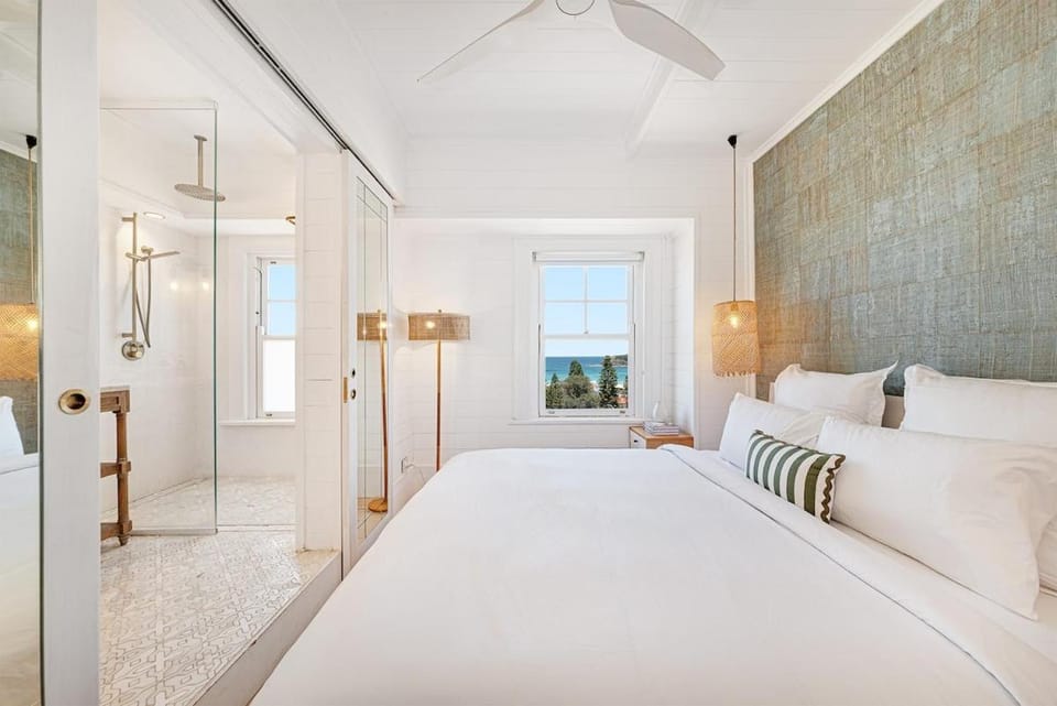 Bed, Bathroom, Bedroom, Sea view