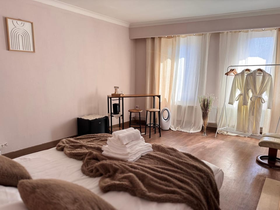 Coffee/tea facilities, Photo of the whole room, Seating area, Dining area, Bedroom, Parking