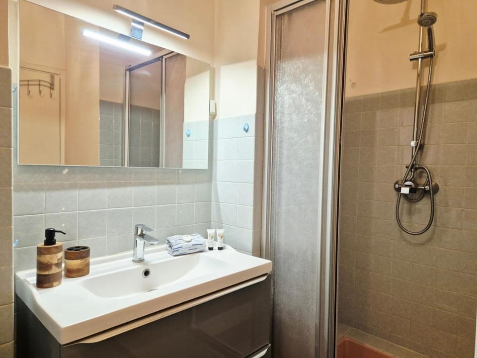 Shower, Bathroom, towels