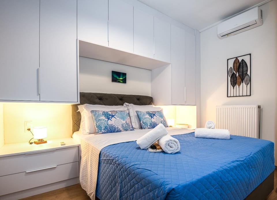Bed, Photo of the whole room, Bedroom, towels, air conditioner