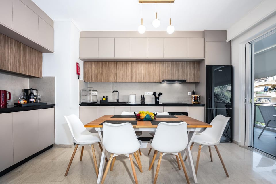 Coffee/tea facilities, Kitchen or kitchenette, Seating area, Dining area, oven, stove, toaster