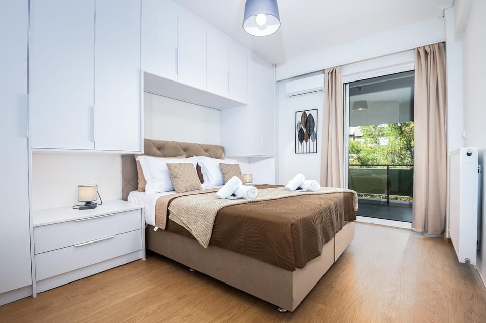 Bed, Photo of the whole room, Bedroom, towels