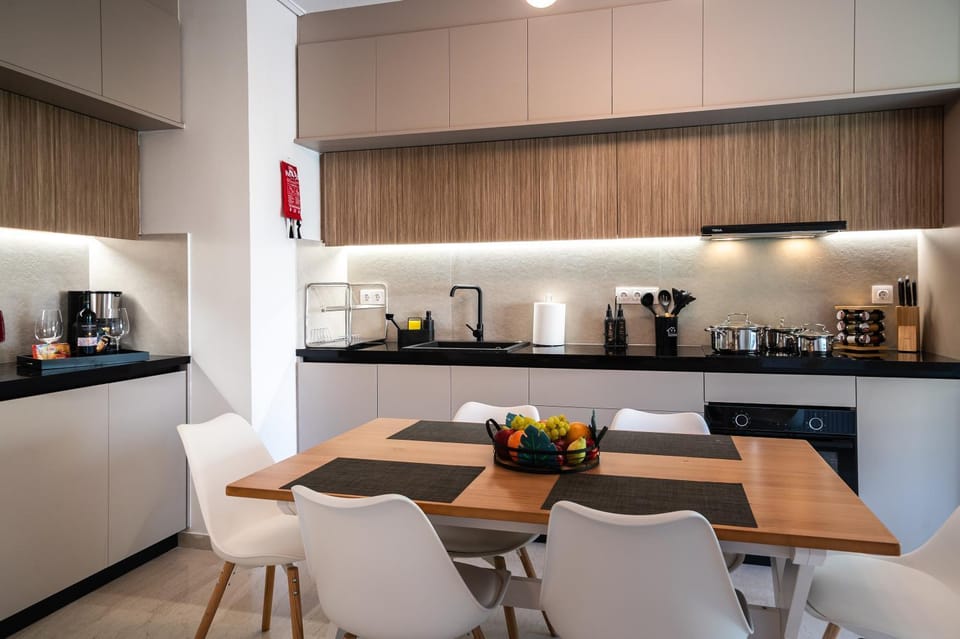 Coffee/tea facilities, Kitchen or kitchenette, Dining area, stove, toaster