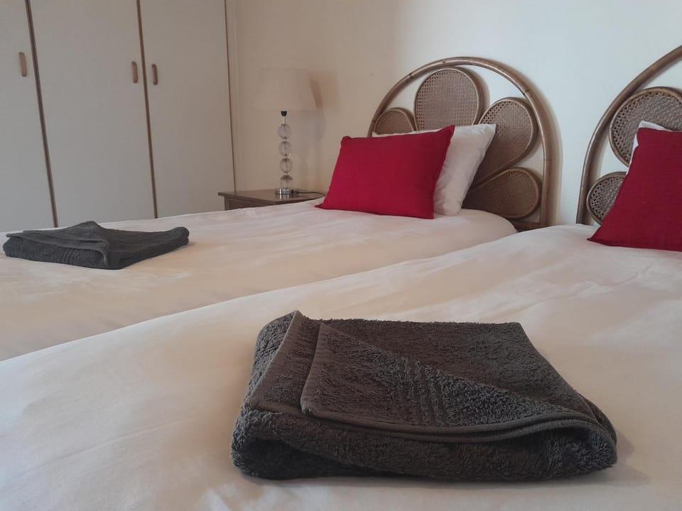 Bed, Bedroom, towels