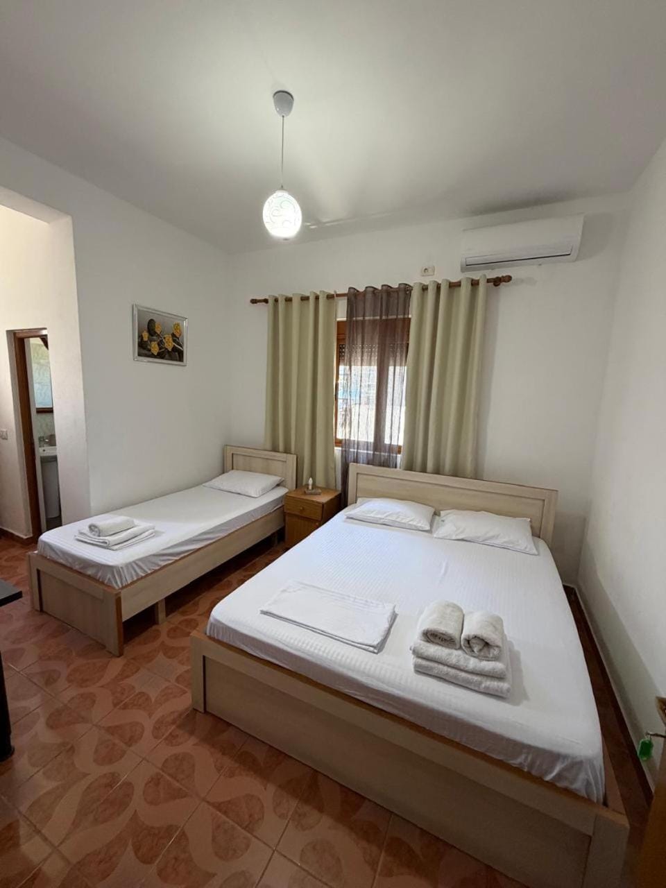 Bed, Bedroom, towels