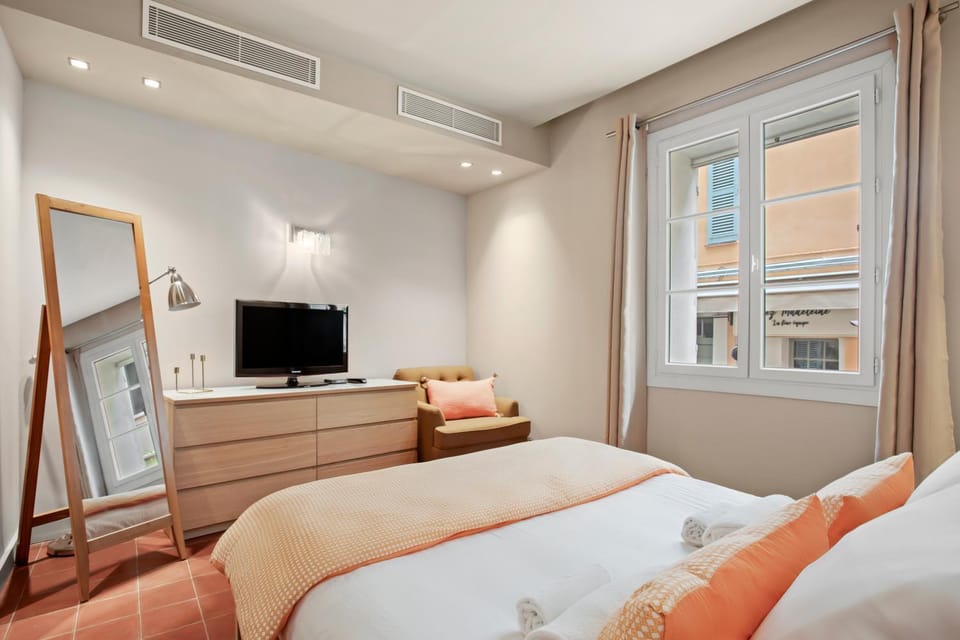 Bed, TV and multimedia, Photo of the whole room, Bedroom, air conditioner