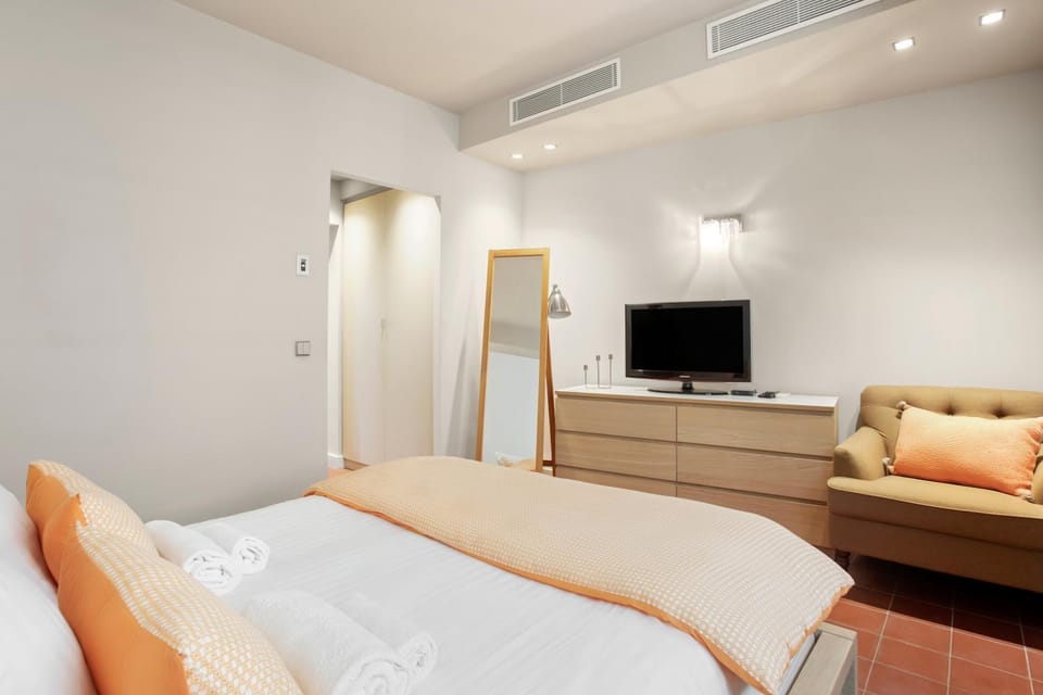 Bed, TV and multimedia, Living room, Photo of the whole room, Bedroom