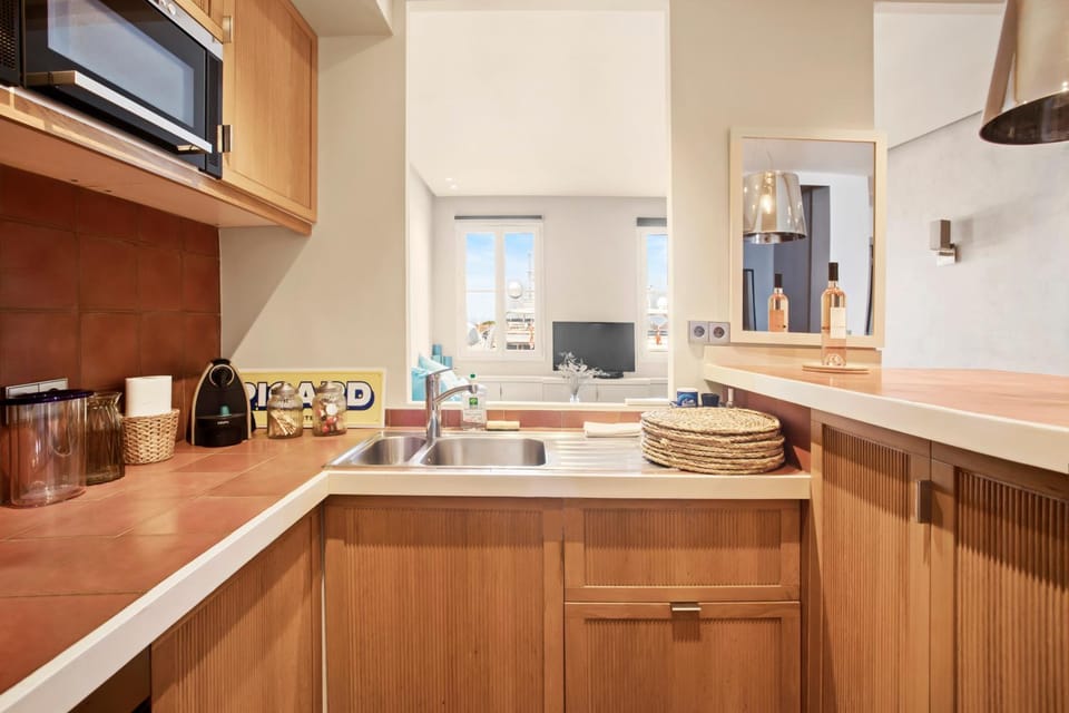 Kitchen or kitchenette, dishwasher, oven, stove