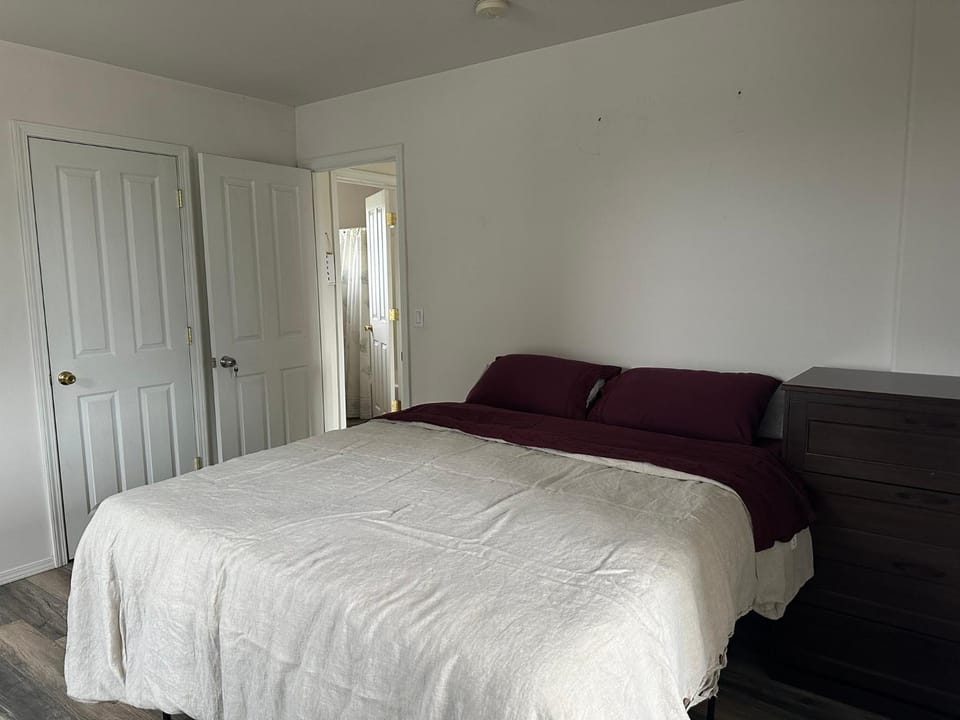 Peaceful Private Room & Bath with AC, Mountain View Country House in Washington