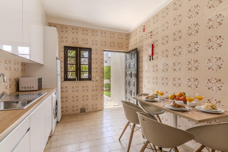 #392 Spacious 4BR Villa in Albufeira Shared Pool Villa in Albufeira
