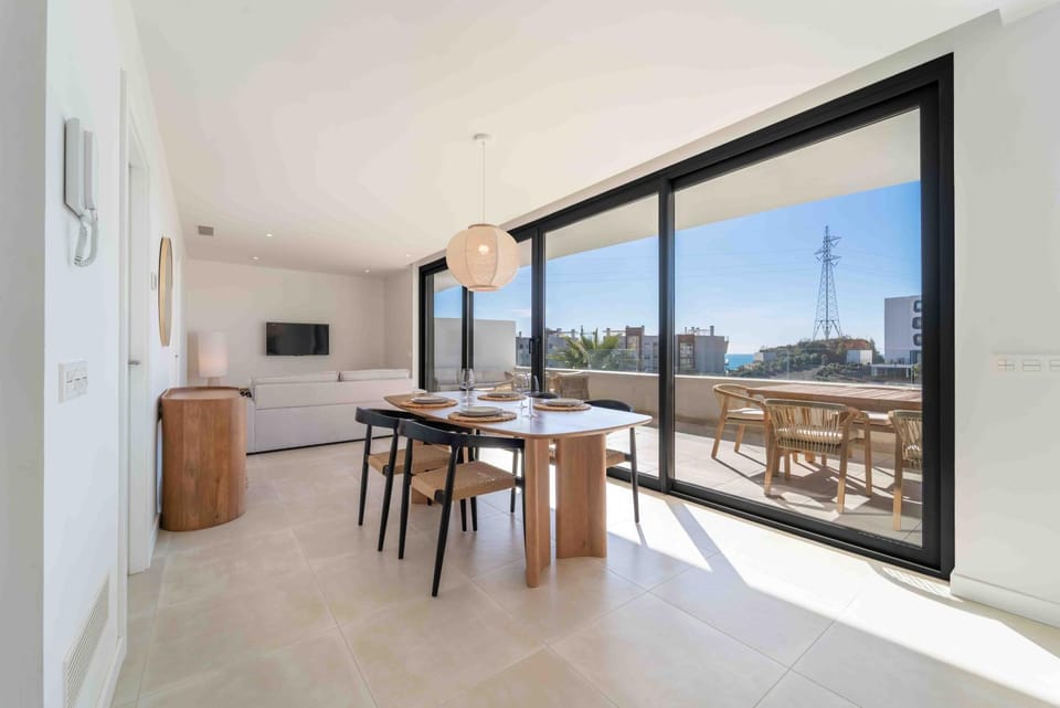 Day, TV and multimedia, Dining area