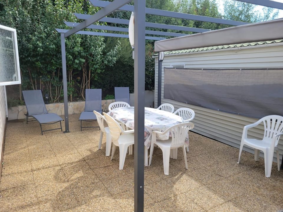 Patio, Dining area