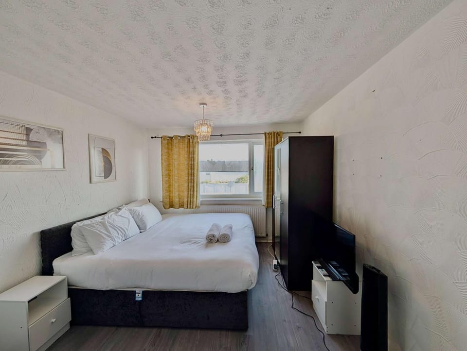 Bedroom, towels