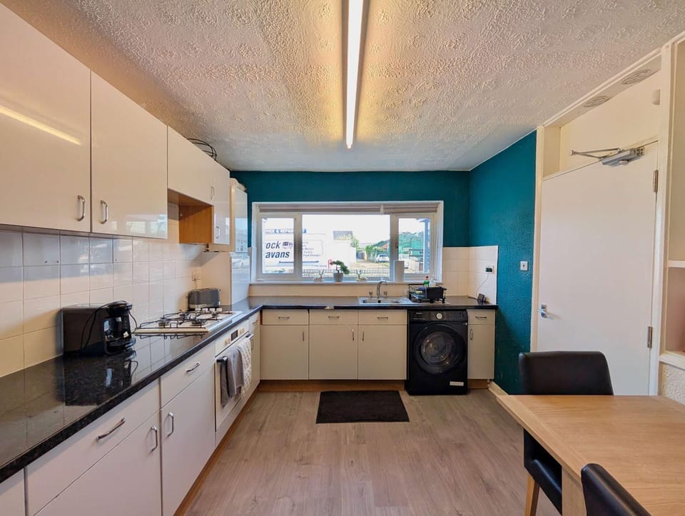 Kitchen or kitchenette, Dining area, oven