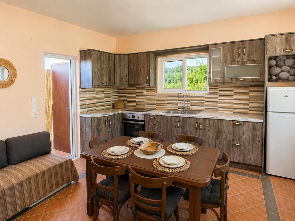 Kitchen or kitchenette, Food and drinks, Dining area, Food, oven