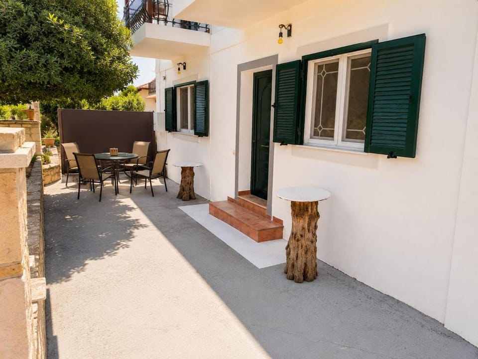 Property building, Patio, Facade/entrance, Balcony/Terrace