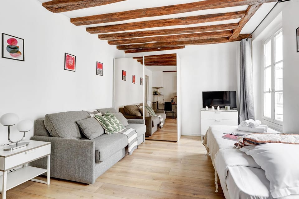 Bed, TV and multimedia, Living room, Photo of the whole room, Seating area