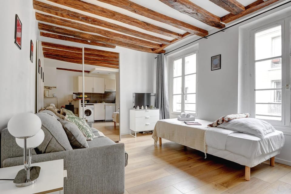 Bed, Living room, Photo of the whole room, Seating area, towels