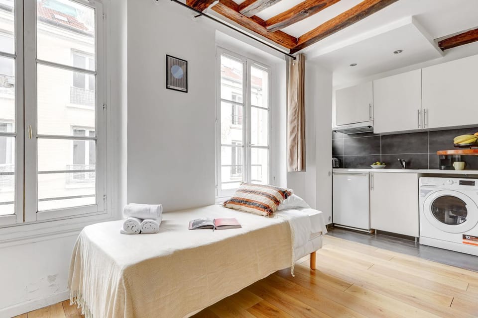 Bed, Kitchen or kitchenette, washing machine
