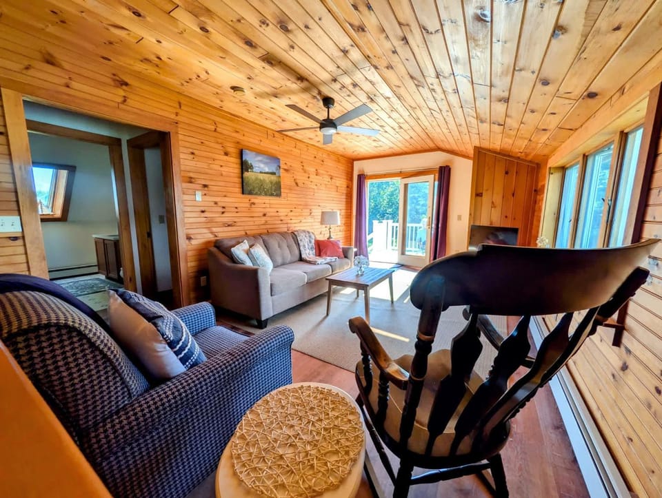 Above the Bay Beach Retreat water access firepit Apartment in Sullivan