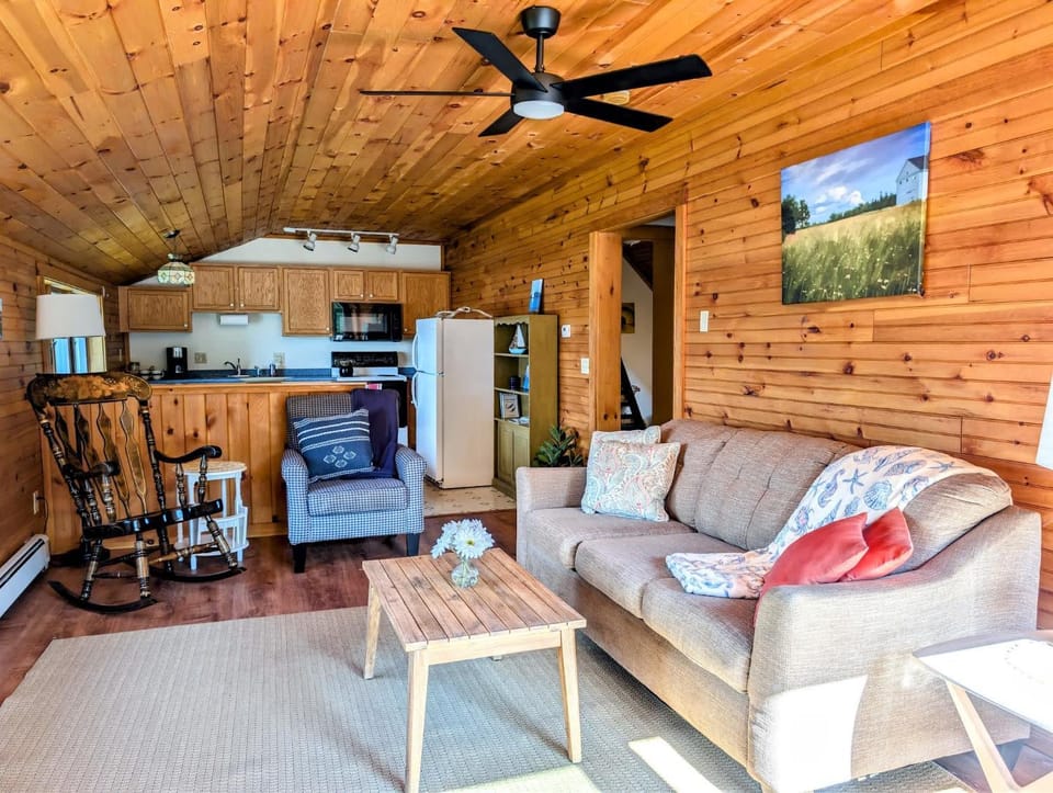 Above the Bay Beach Retreat water access firepit Apartment in Sullivan
