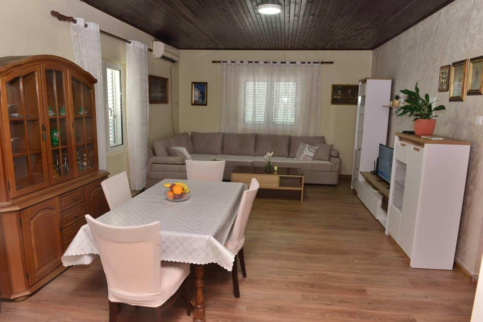 TV and multimedia, Dining area