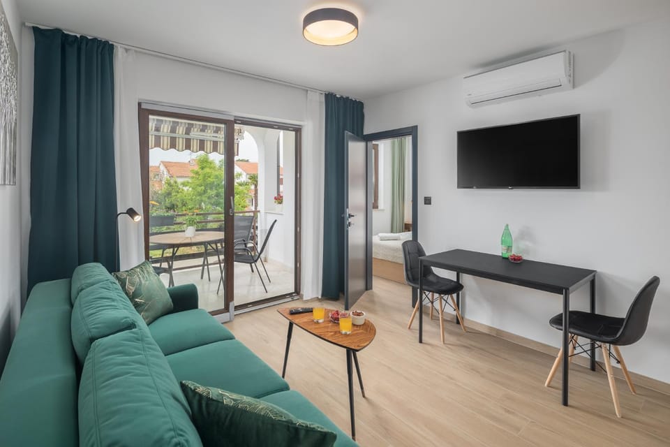 TV and multimedia, Living room, Dining area, air conditioner