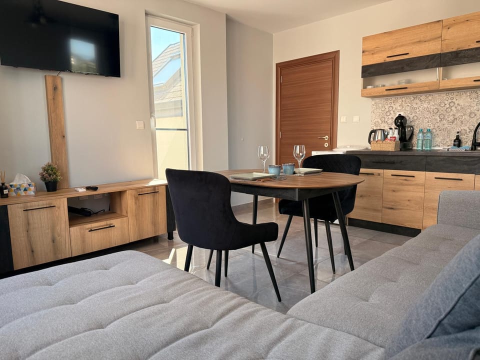 TV and multimedia, Living room, Seating area, Dining area, kitchen