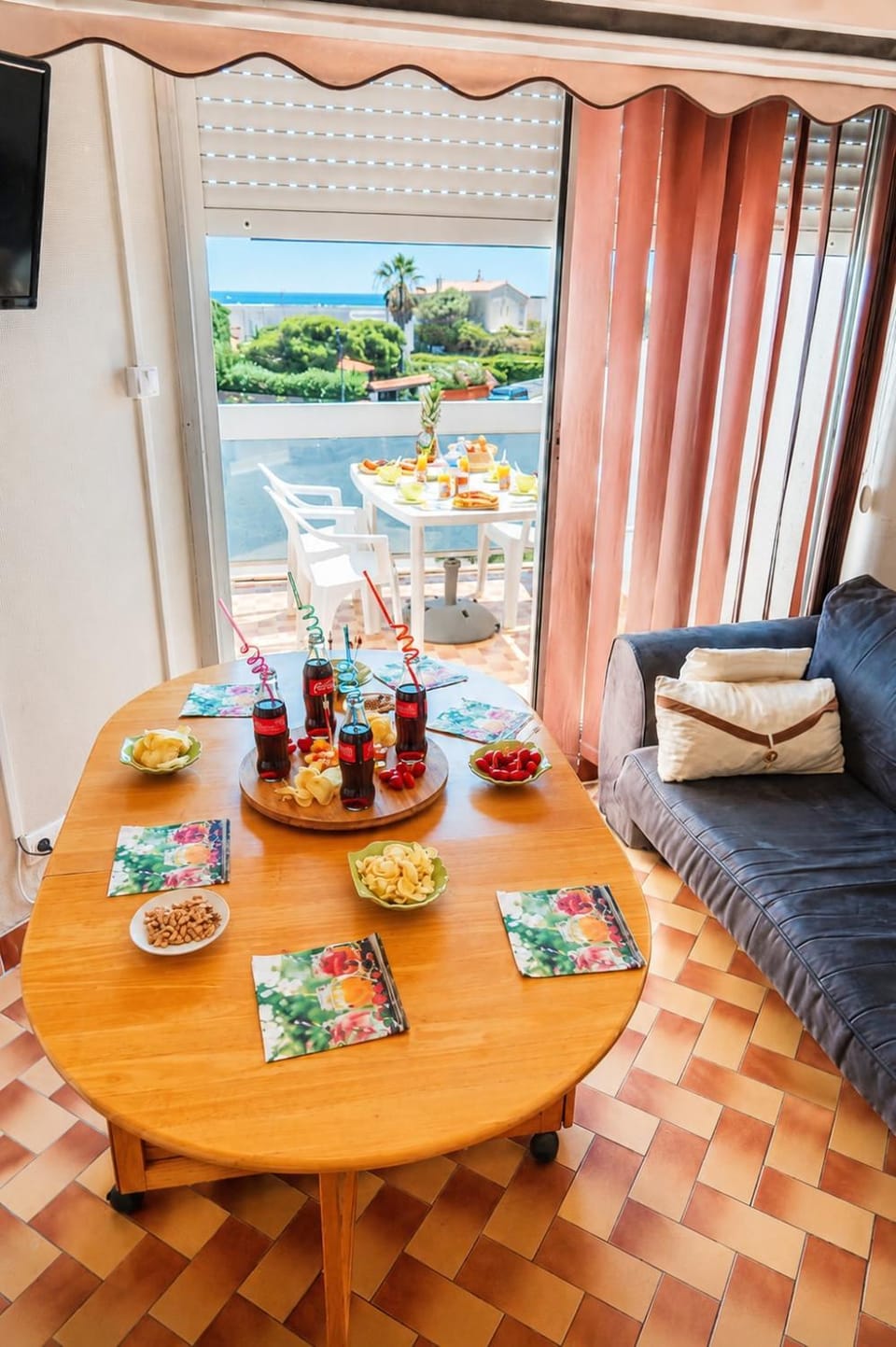 TV and multimedia, Living room, Food and drinks, Seating area, Dining area, Food, Breakfast, Continental breakfast, Drinks