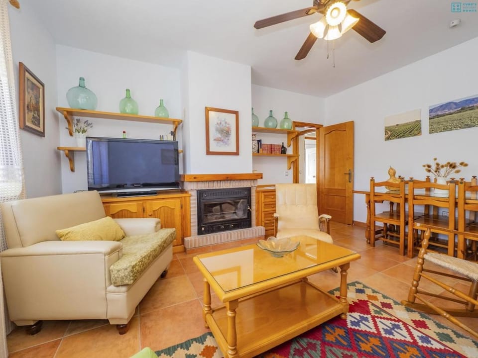 TV and multimedia, Living room, Seating area, Dining area, fireplace
