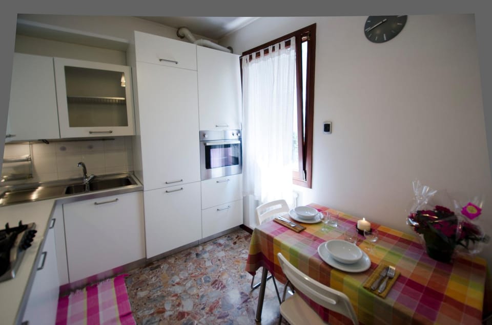 Coffee/tea facilities, Kitchen or kitchenette, Dining area