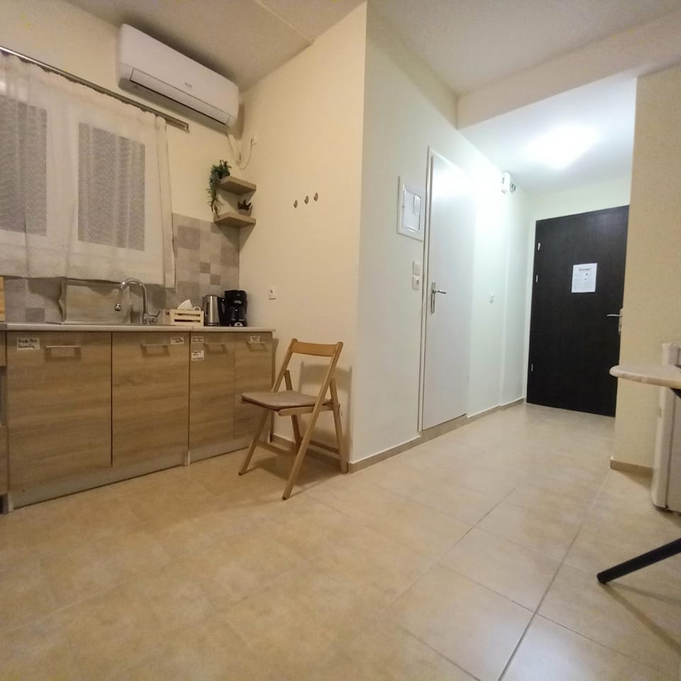Kitchen or kitchenette, air conditioner