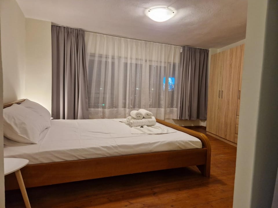 Bedroom, towels