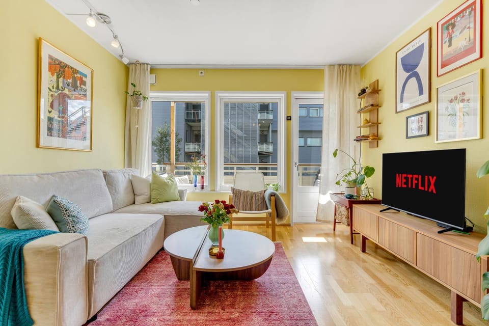The Yellow Suite - By The Sea & With Balcony Apartment in Tromso