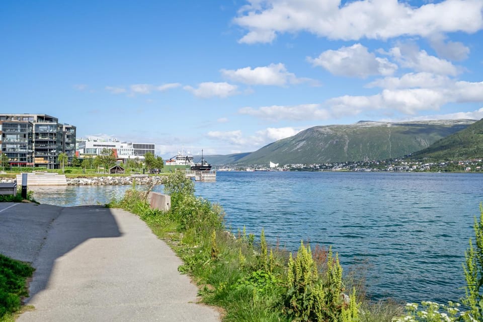 The Yellow Suite - By The Sea & With Balcony Apartment in Tromso