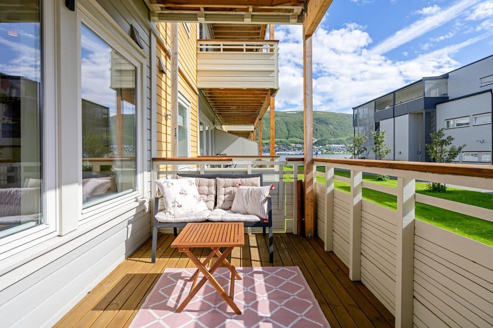 The Yellow Suite - By The Sea & With Balcony Apartment in Tromso