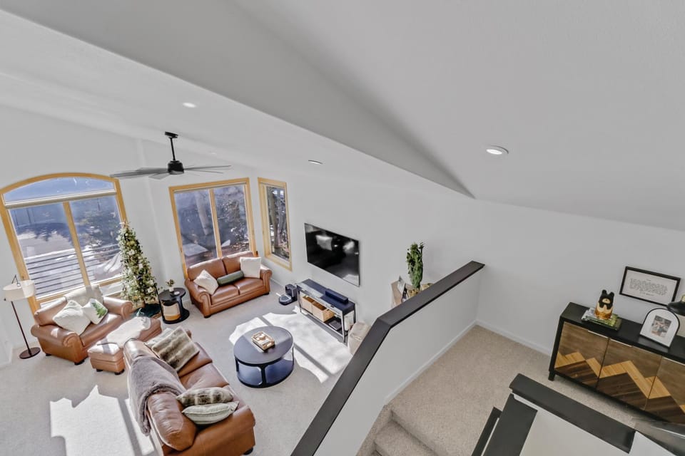 Day, TV and multimedia, Living room, Mountain view, furniture