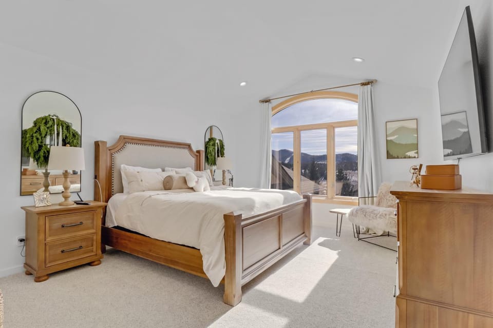 Bed, Day, TV and multimedia, Bedroom, Mountain view, furniture