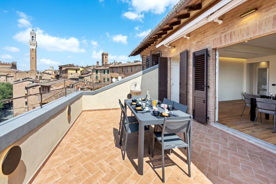 View (from property/room), Balcony/Terrace, City view