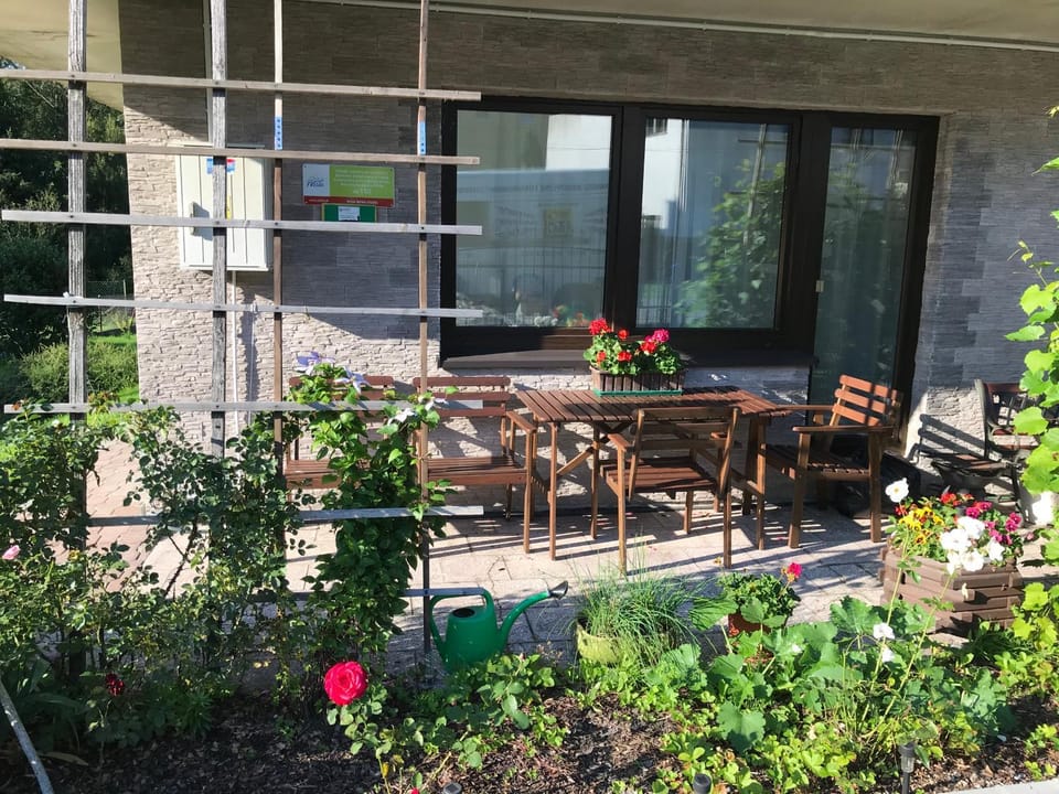 Property building, Patio, Spring, Day, Seating area, Garden view