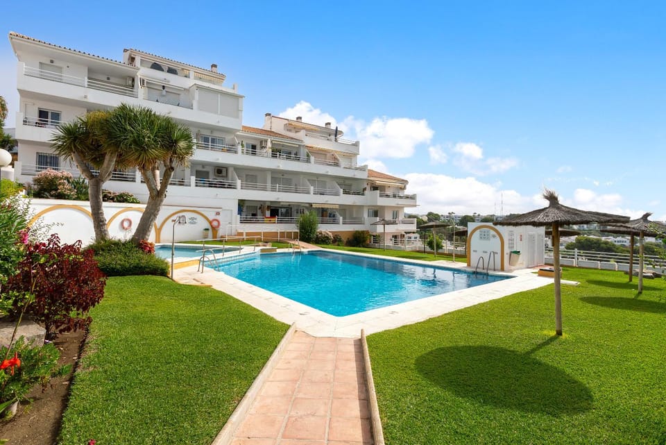 Property building, Day, Garden, Pool view, Swimming pool
