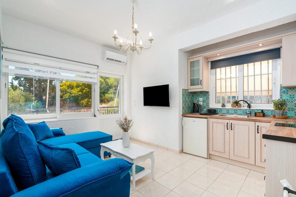 TV and multimedia, Kitchen or kitchenette, Living room, Seating area, Mountain view, Sea view, stove