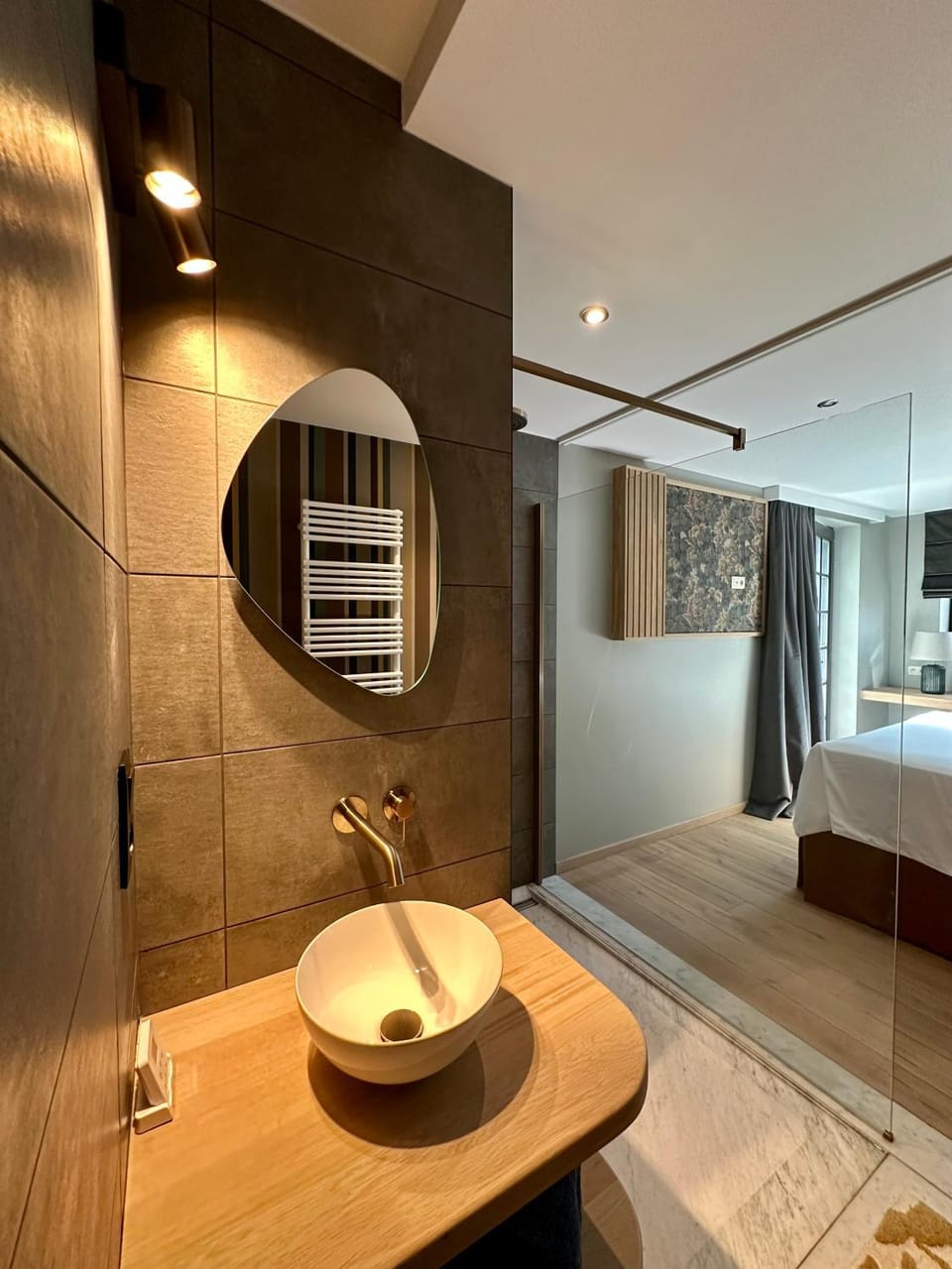 Suite de luxe avec terrasse, proche du circuit Bed and Breakfast in Wallonia, Belgium