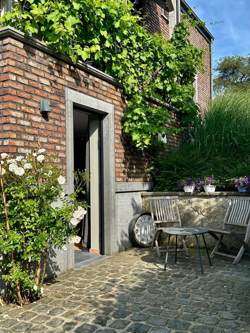 Suite de luxe avec terrasse, proche du circuit Bed and Breakfast in Wallonia, Belgium
