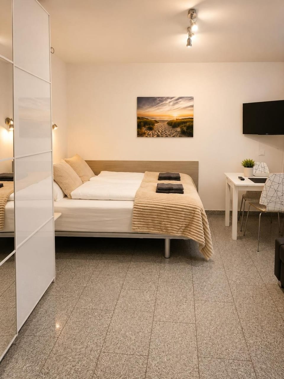 Bed, TV and multimedia, Photo of the whole room, Bedroom, towels