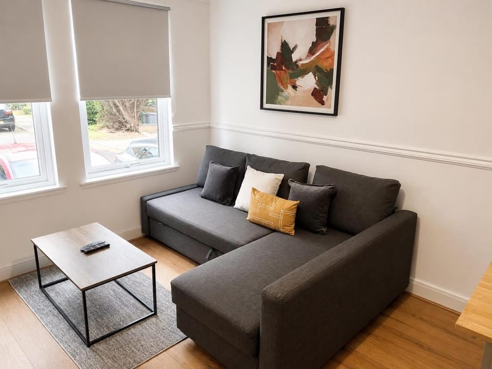 Modern 2 Bed Apartment - Free Parking Apartment in Paisley
