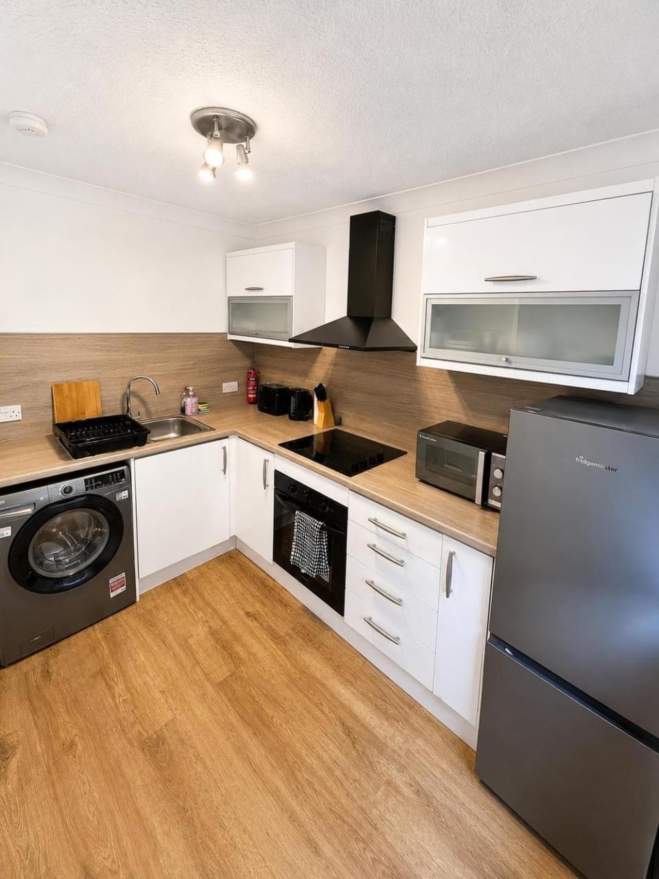 Modern 2 Bed Apartment - Free Parking Apartment in Paisley